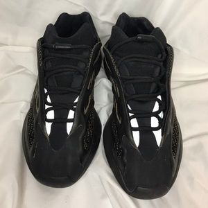 Clay brown yeezy 700 v3